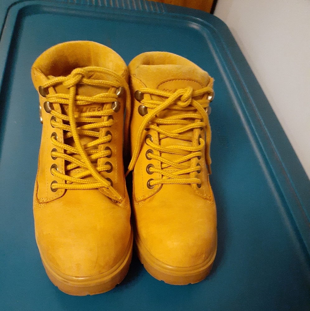 Lugs unisex like new suede booties Excellent condition